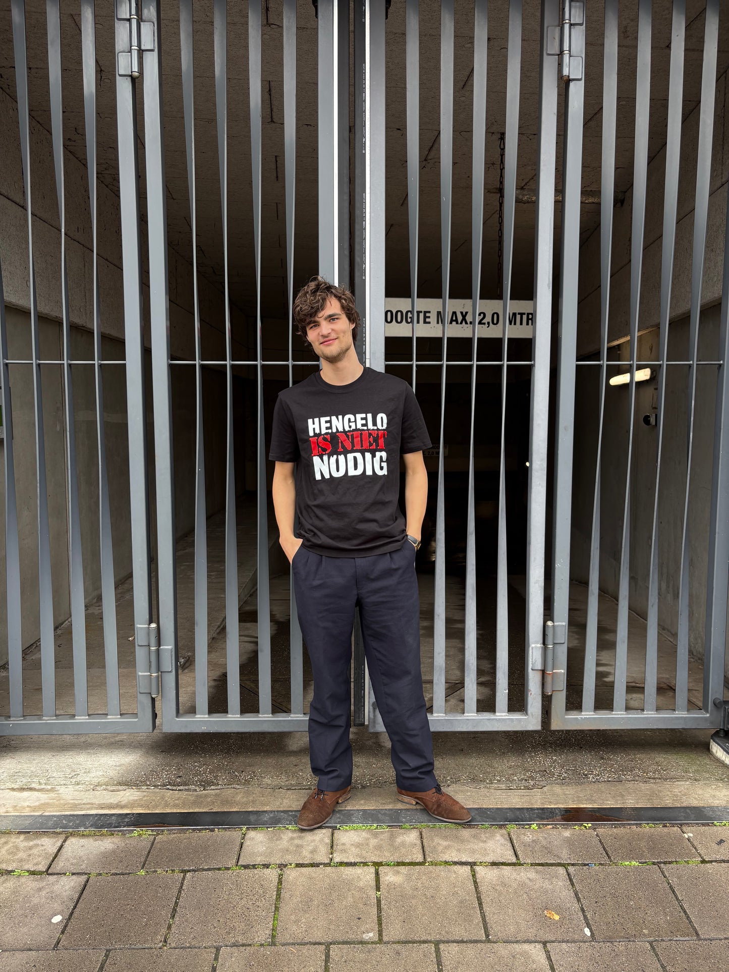 Shirt 'Hengelo is niet nodig' | De Speld (Bio-katoen, zwart/wit)