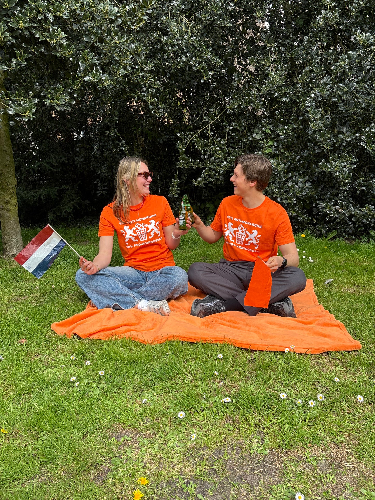 Shirt '63% ANTI-MONARCHIE 100% PRO-KONINGSDAG' | De Speld (Bio-katoen)