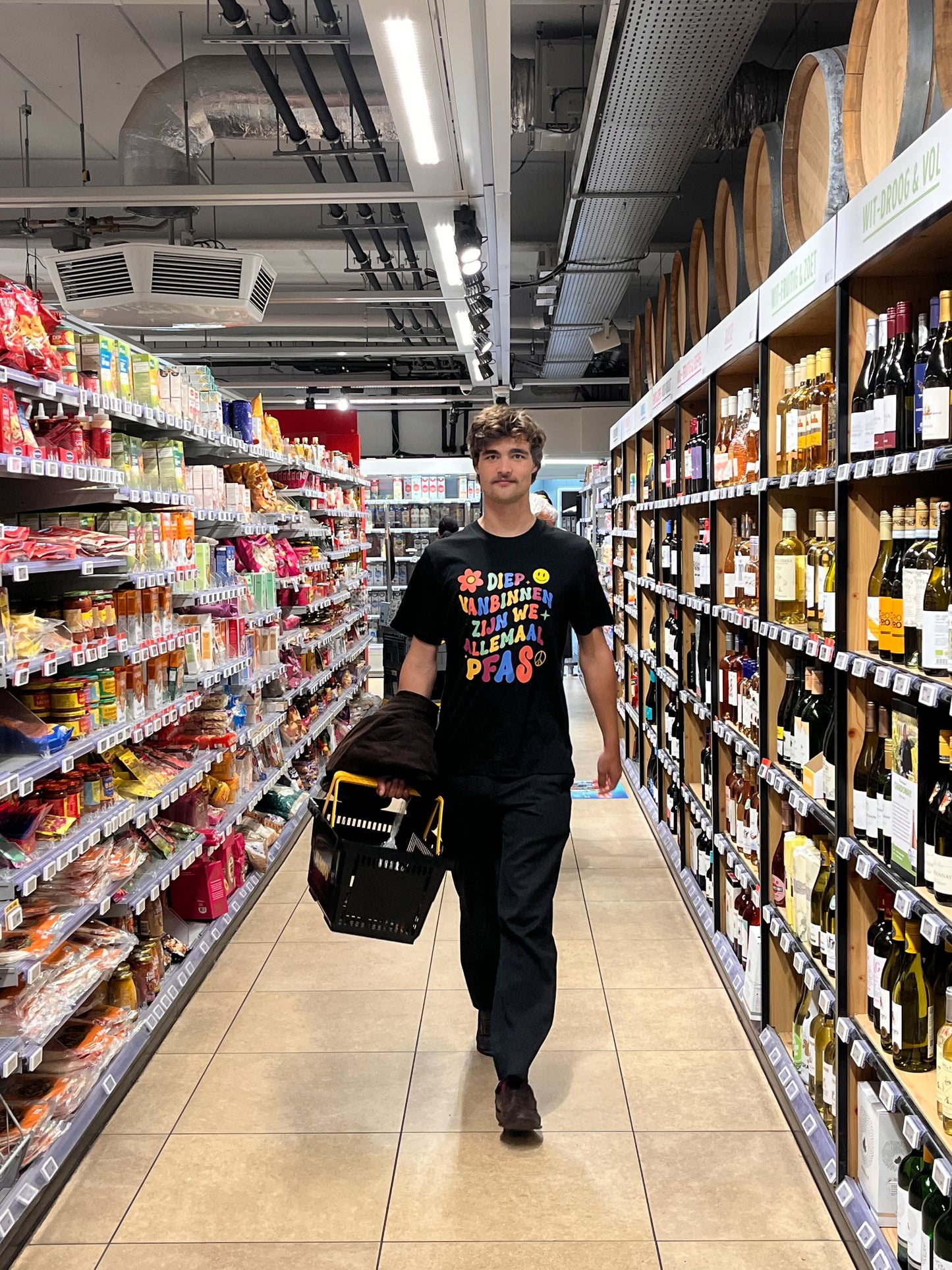 Shirt 'Diep vanbinnen zijn we allemaal PFAS' | De Speld (Bio-katoen, zwart/wit, m/v)