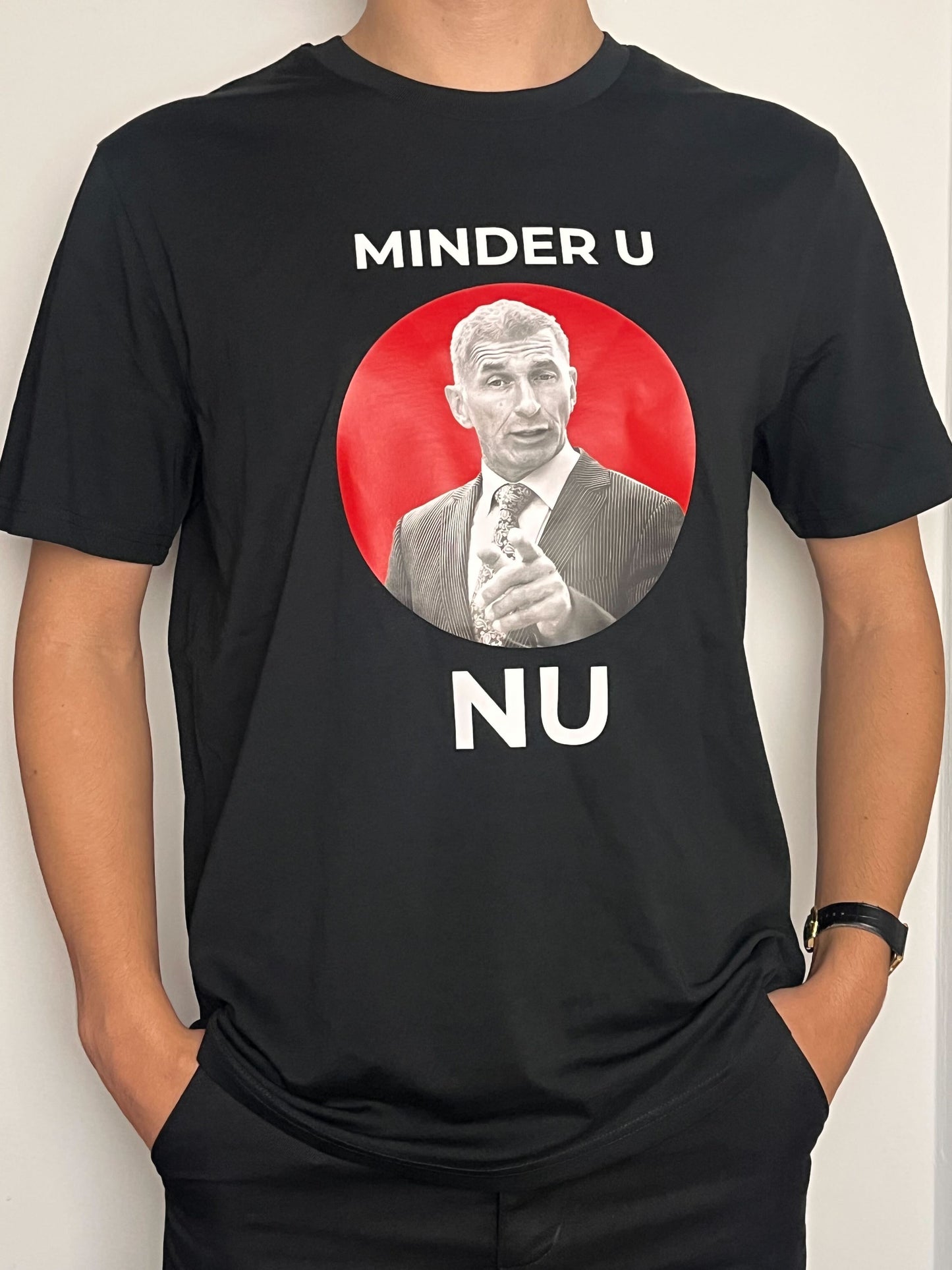 Shirt 'Minder U, Nu' | De Speld (Bio-katoen, zwart, m/v)