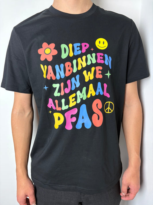 Shirt 'Diep vanbinnen zijn we allemaal PFAS' | De Speld (Bio-katoen, zwart/wit, m/v)
