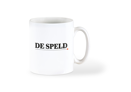 Achterkant: witte mok met De Speld-Logo