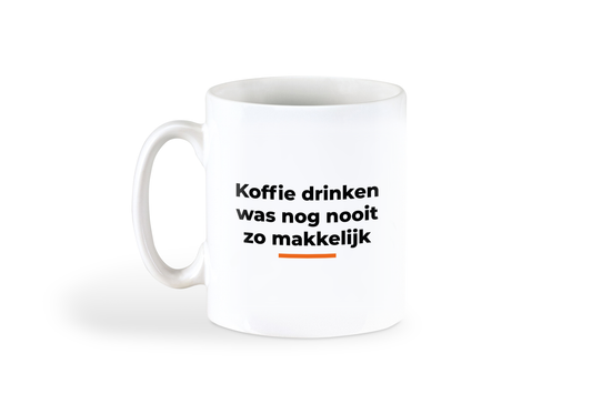 Voorkant: witte mok met zwarte tekst 'Koffie drinken was nog nooit zo makkelijk'