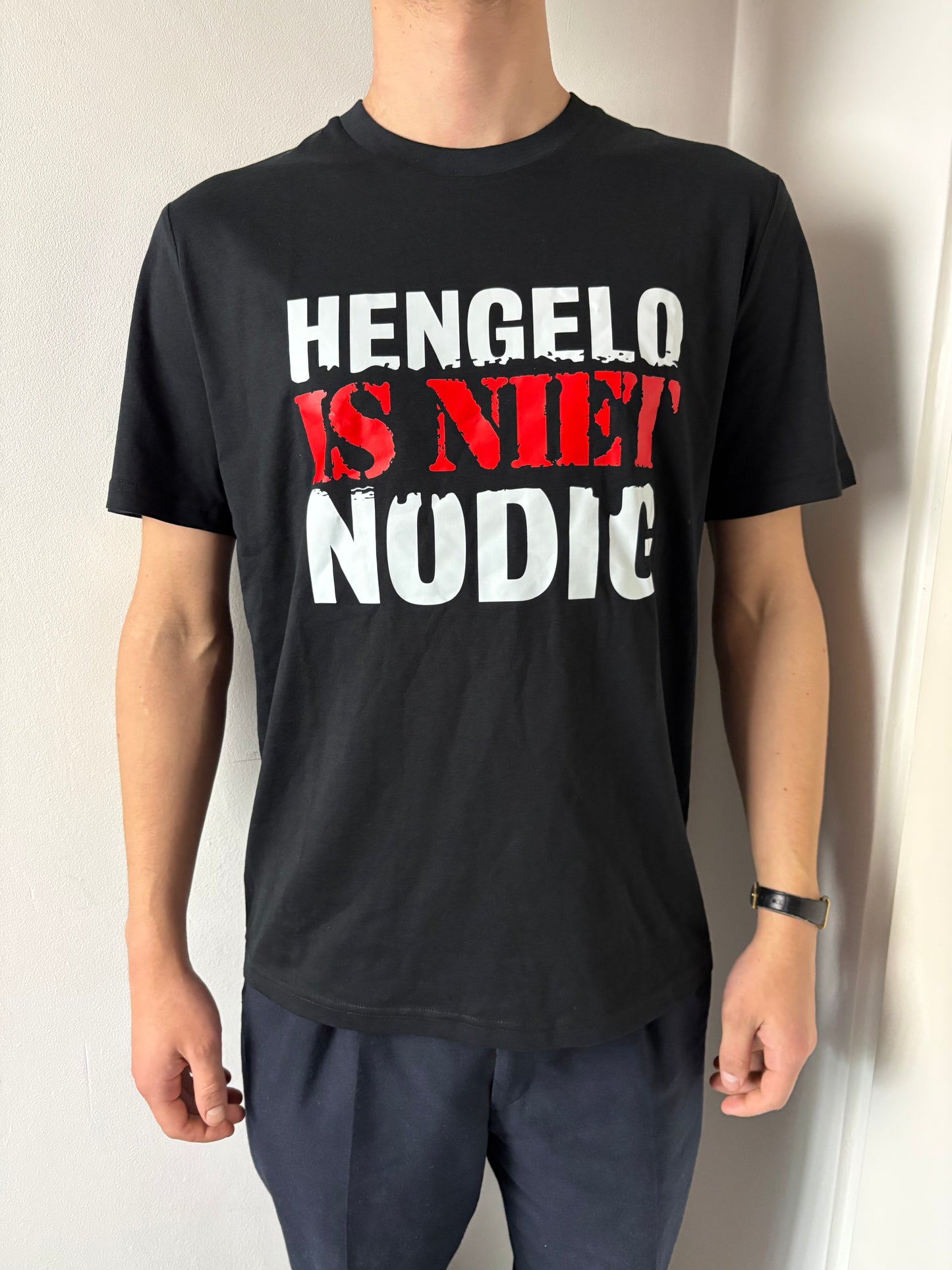 Shirt 'Hengelo is niet nodig' | De Speld (Bio-katoen, zwart/wit)