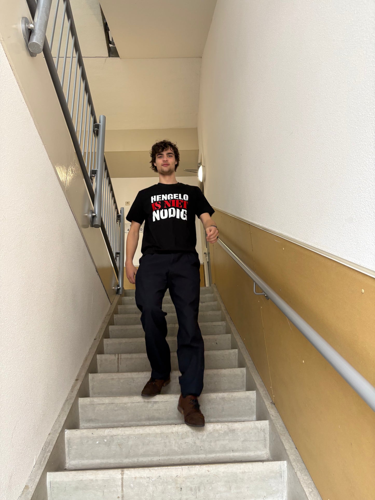 Shirt 'Hengelo is niet nodig' | De Speld (Bio-katoen, zwart/wit)