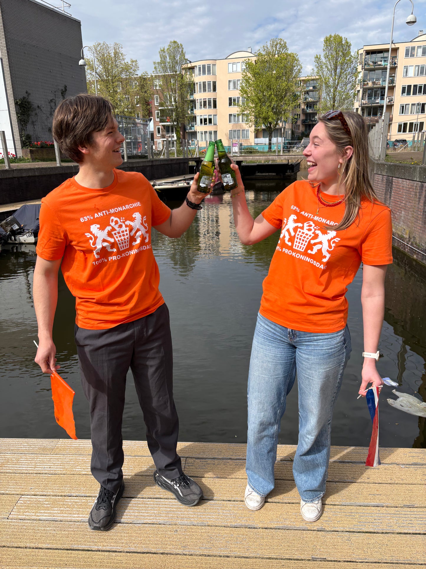 Shirt '63% ANTI-MONARCHIE 100% PRO-KONINGSDAG' | De Speld (Bio-katoen)