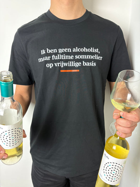 Shirt 'Fulltime sommelier op vrijwillige basis' | De Speld (Bio-katoen)