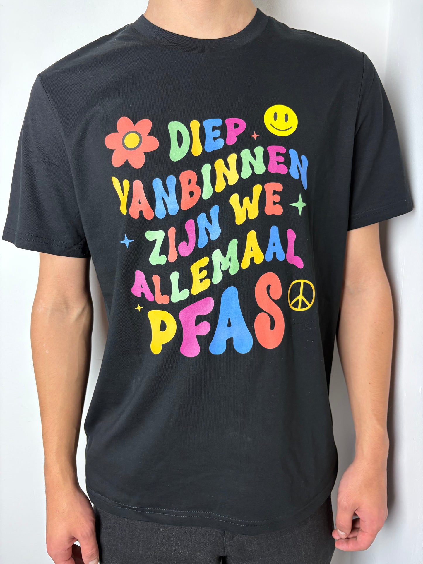 Shirt 'Diep vanbinnen zijn we allemaal PFAS' | De Speld (Bio-katoen, zwart/wit, m/v)