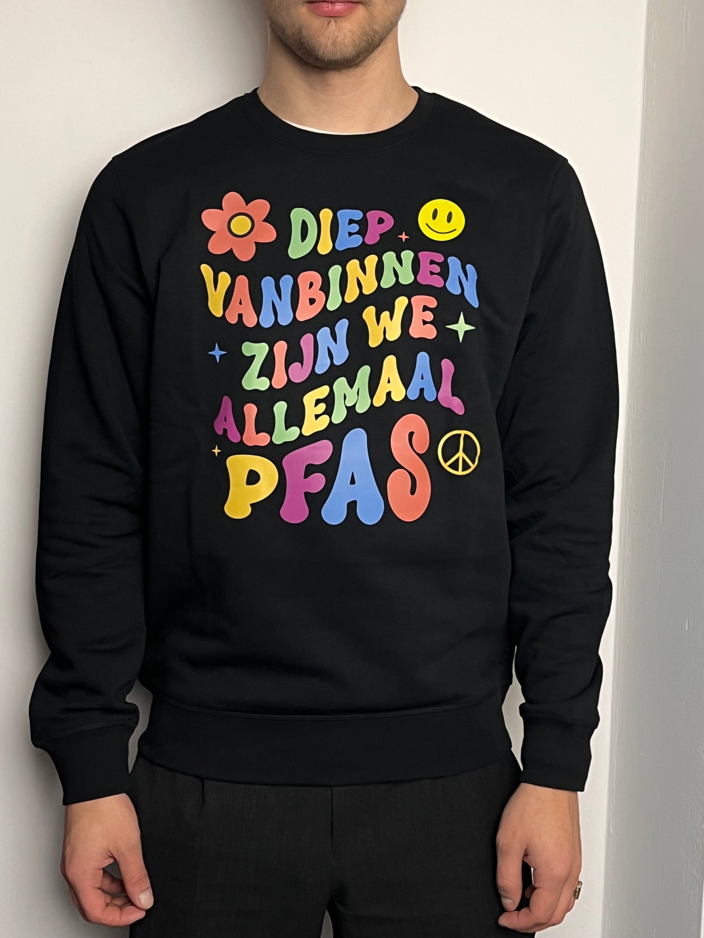 Sweater 'Diep van binnen zijn we allemaal PFAS' (zwart, bio) | PFAS collectie