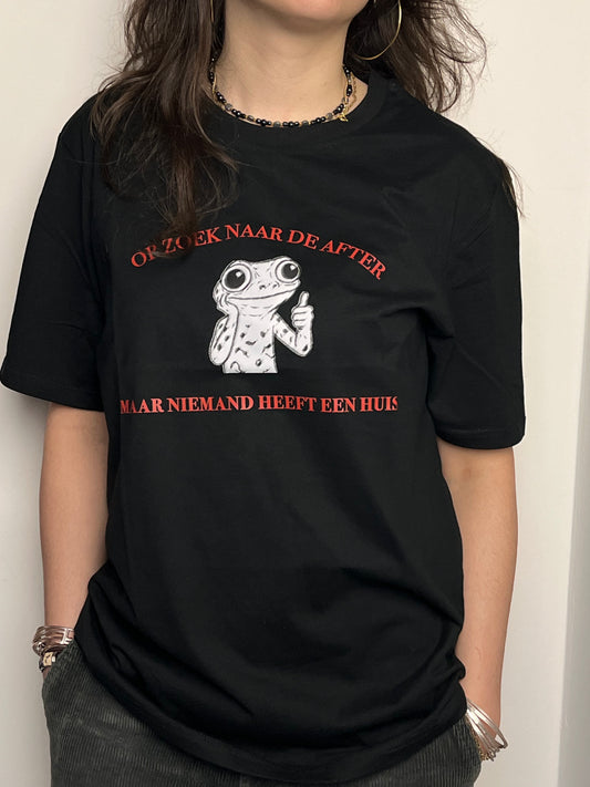 Shirt 'Op zoek naar de after maar niemand heeft een huis' | De Speld (Bio-katoen)