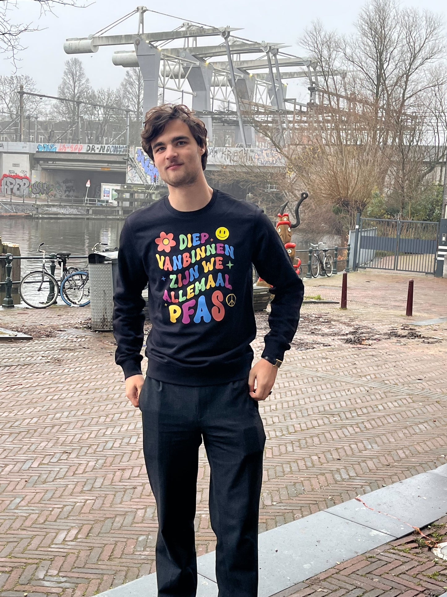 Sweater 'Diep van binnen zijn we allemaal PFAS' (zwart, bio) | PFAS collectie