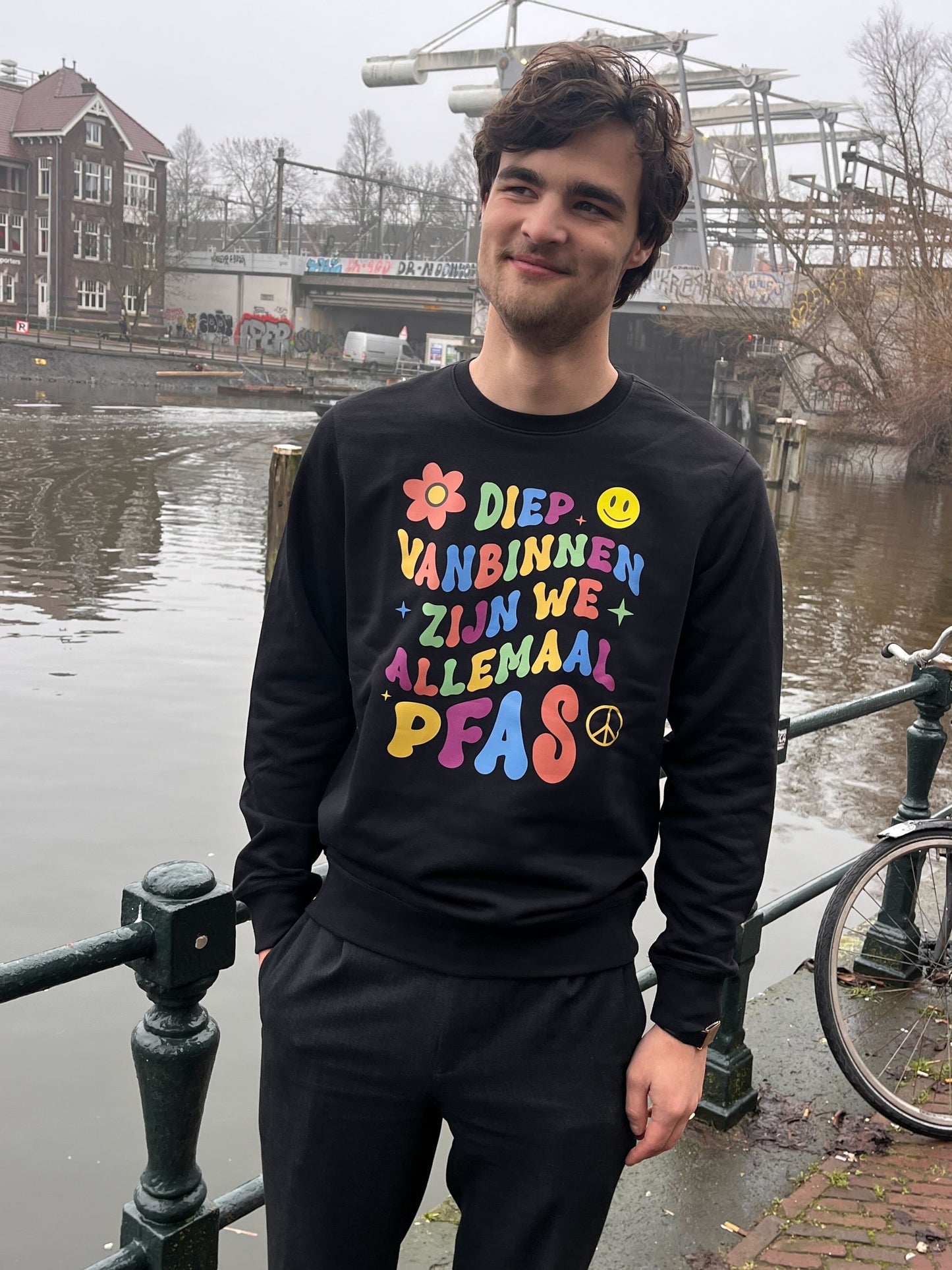 Sweater 'Diep van binnen zijn we allemaal PFAS' (zwart, bio) | PFAS collectie