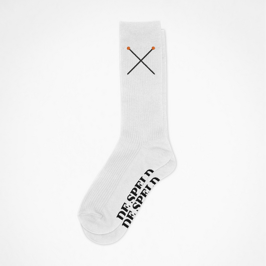 Witte Sportsokken met gekruiste Spelden boven en De Speld op de Voet