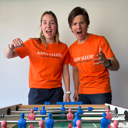 WK-Shirt 'Aanvalluh! (maar ook verdedigen)' | De Speld (Bio-katoen)