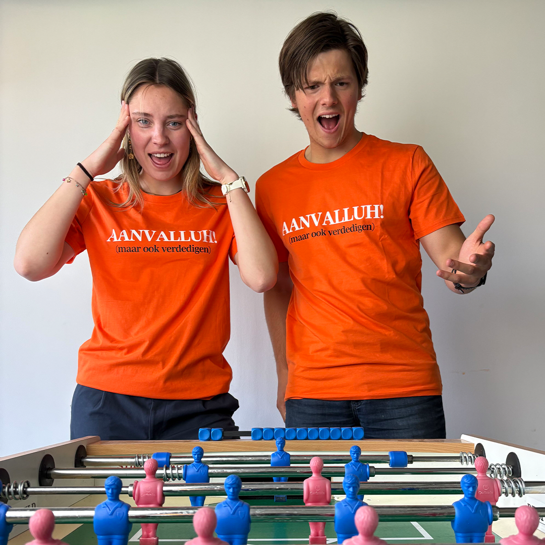 WK-Shirt 'Aanvalluh! (maar ook verdedigen)' | De Speld (Bio-katoen)